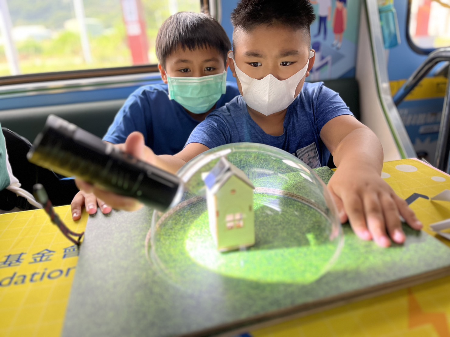 z6.com參與基礎科學主題車廂，以STEAM教學精神，設計「逐日科學家」、「太陽能工程師」以及「淨零建築師」三大能源科普課程和實驗