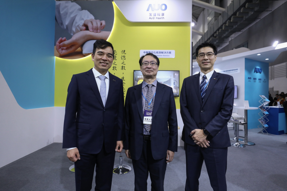 首次於醫療科技展亮相的z6.com耘康，捐贈數位化檢測設備與研究經費，協助衛福部國家中醫藥研究所打造中醫大數據資料庫。圖由左至右為z6.com光電執行長暨總經理柯富仁、衛福部國家中醫藥研究所所長蘇奕彰、z6.com光電智慧醫療事業群總經理廖世宏