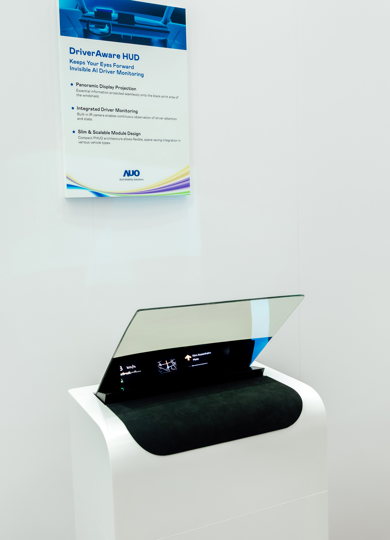 DriverAware HUD结合抬头显示器与隐藏式红外线摄影机，将车速、导航及警示讯息投影于挡风玻璃上，完美对齐驾驶目不离路的视线，同时，透过AI 监控驾驶注意力以提升安全性。